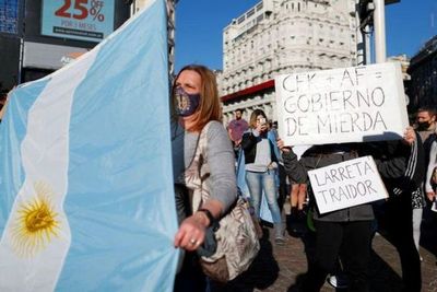 Con banderas y mascarillas, argentinos salen a las calles a manifestarse contra el Gobierno