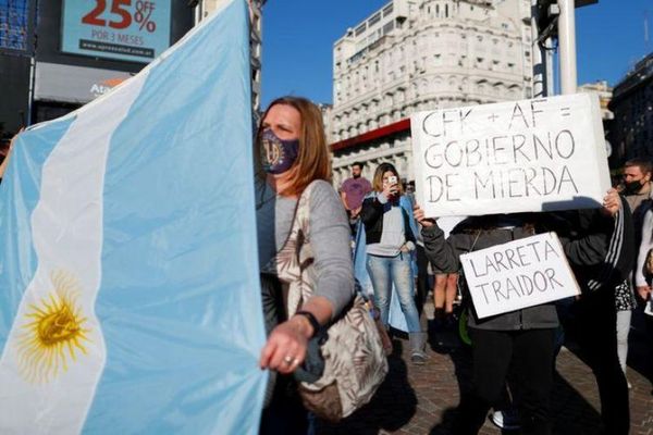 Con banderas y mascarillas, argentinos salen a las calles a manifestarse contra el Gobierno