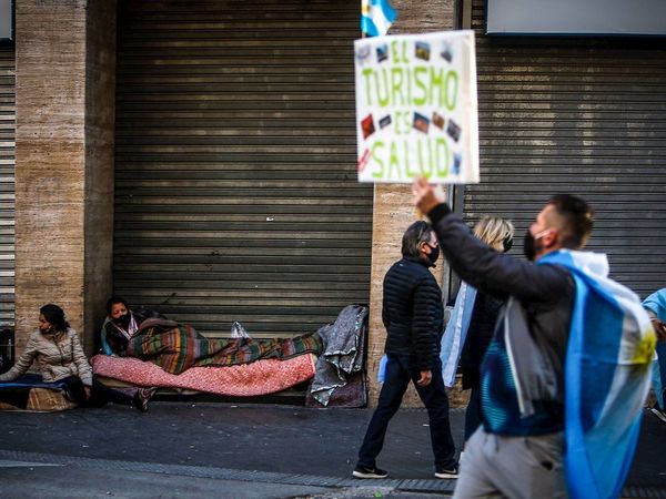 Miles de personas marchan contra el Gobierno argentino con varias consignas