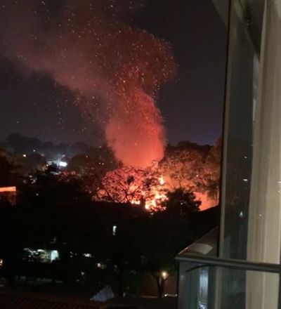 Incendio de grandes dimensiones en una carpintería en Asunción - Nacionales - ABC Color