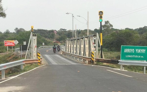 Henyhê burlas por puente’i con semáforo | Crónica
