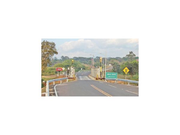 Puente de un solo   carril con   semáforo  desata burlas