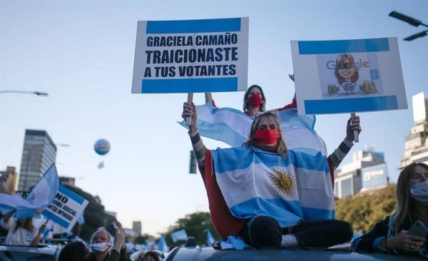 HOY / Miles de personas marchan contra el Gobierno en Argentina