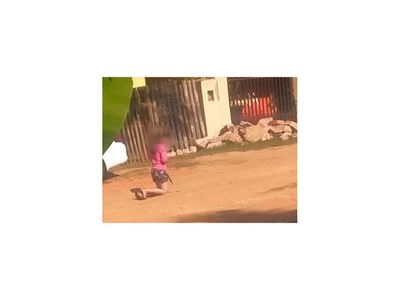La terrible historia tras la foto viral de la niña arrodillada en la calle