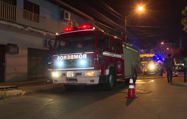 Incendio consumió carpintería en el barrio Villa Morra