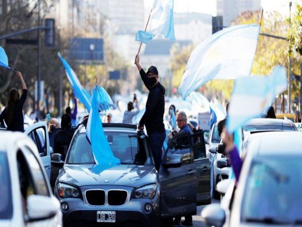 Argentinos desafían la cuarentena y protestan contra el Gobierno
