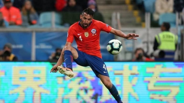 HOY / El chileno Mauricio Isla llega al Flamengo en reemplazo de Rafinha