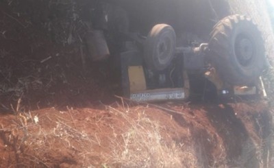 Tractor aplasta a un hombre tras caer a una zanja