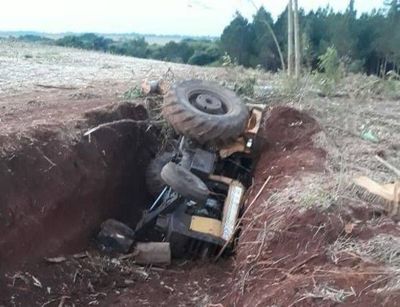 Joven muere tras volcar con tractor a un barranco - ABC en el Este - ABC Color