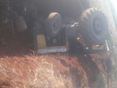 Tractor cayó a una zanja y aplastó a trabajador