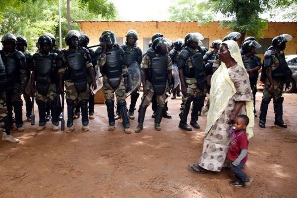 Se escuchan disparos en base militar de Mali; soldados se sublevan cerca de la capital