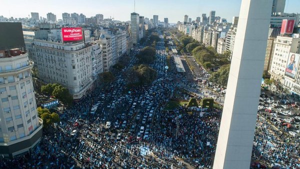 A solo ocho meses de asumir, multitudinaria protesta contra el Gobierno - Digital Misiones