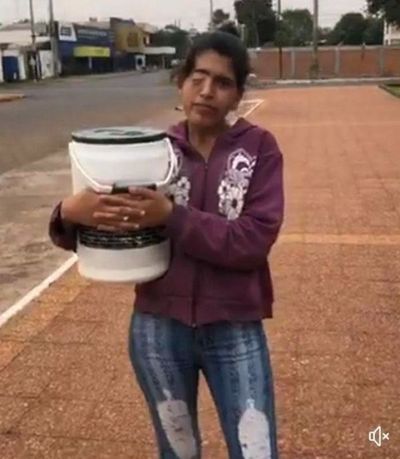 Joven vende tortas por las calles de Pedro Juan Caballero para pagar su cirugía del ojo