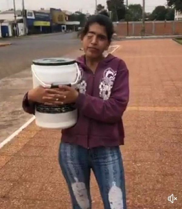 Joven vende tortas por las calles de Pedro Juan Caballero para pagar su cirugía del ojo