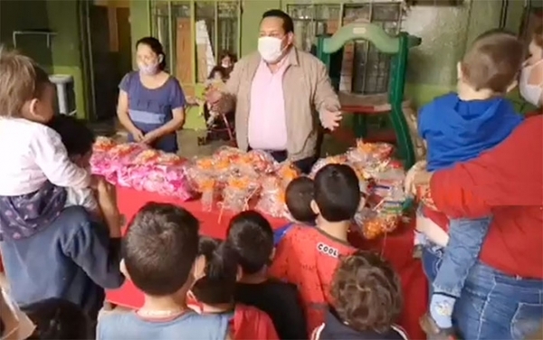 Candidato a intendente Rolando Segovia regaló juguetes a hogares de niños