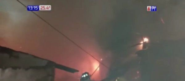 Carpintería arde en llamas sobre avenida España | Noticias Paraguay