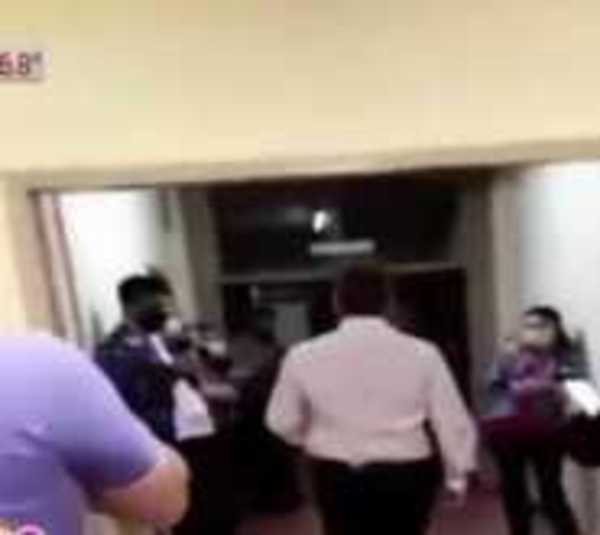 Con intensos abucheos despidieron a Villordo de la ANDE - Paraguay.com