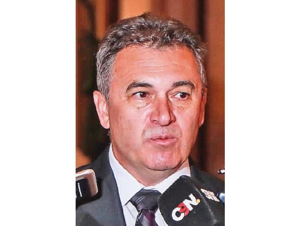 Funcionarios de ANDE escrachan a Villordo en la oficina