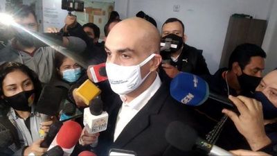 Mazzoleni niega falta de insumos y coincide en que buscan sacarlo