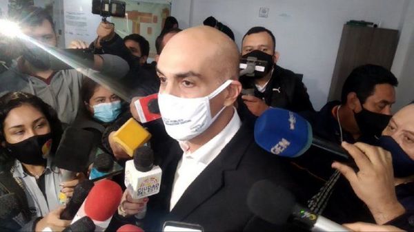 Mazzoleni niega falta de insumos y coincide en que buscan sacarlo