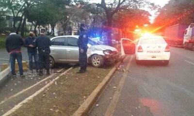 Automovilista derriba columna de ANDE