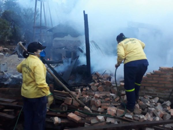Incendio consume por completo una vivienda en Itapé