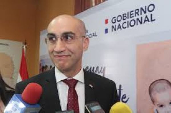 Mazzoleni niega falta de insumos y coincide en que buscan sacarlo