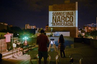 Cuando la pandemia vacía las calles, la protesta se proyecta en los muros - Mundo - ABC Color