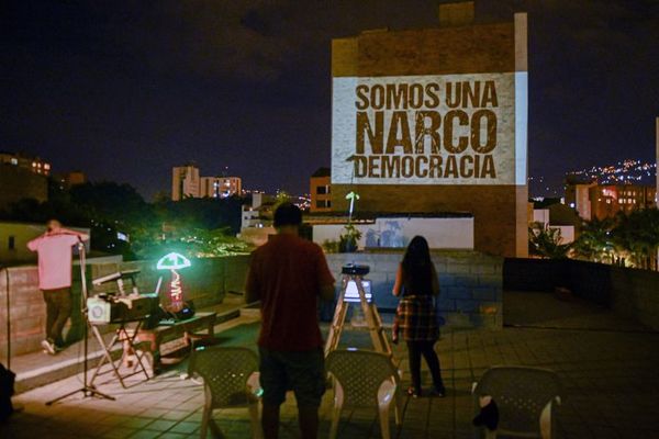 Cuando la pandemia vacía las calles, la protesta se proyecta en los muros - Mundo - ABC Color