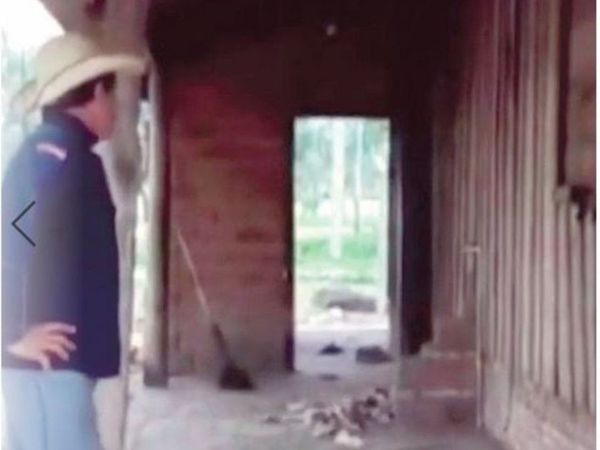 Prendieron fuego a su pieza donde estaba con su bebé.