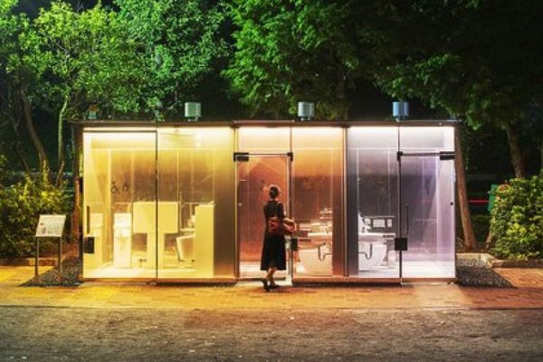 El inesperado éxito de los baños públicos transparentes en Tokio