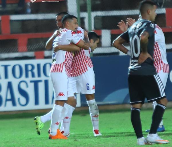 Jorge Salinas convierte el golazo de la fecha