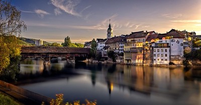 Un pueblo en Suiza queda bañado en chocolate