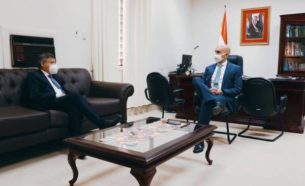 HOY / Embajador argentino visitó a Mazzoleni, hablaron de la vacuna