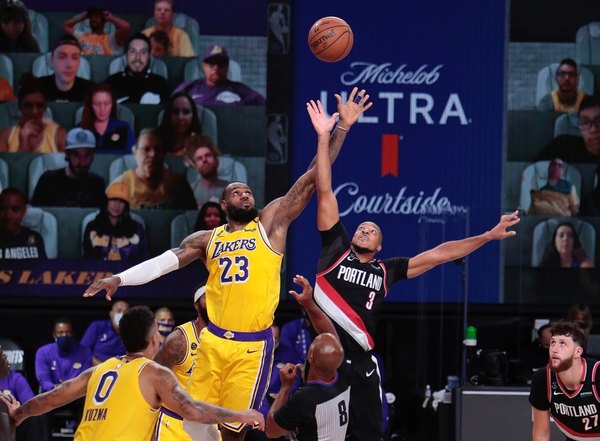 LeBron James firmó un triple-doble de récord en derrota ante Blazers