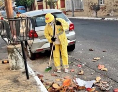 Doñas piden a la muni que le barran su vereda | Crónica
