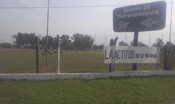Hinchas gumarelos colocan pasacalles para 'presionar' a jugadores