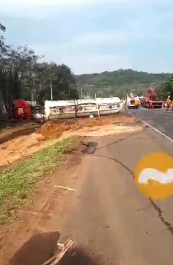 Niegan ordeñe de combustible tras vuelco de camión cisterna sobre Ruta 2 » Ñanduti