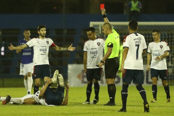 Vargas recibe dos partidos de sanción y Rolón es inhabilitado por un juego