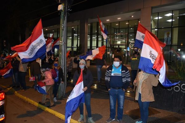 Manifestantes protestan frente al banco y la casa de Horacio Cartes - Nacionales - ABC Color
