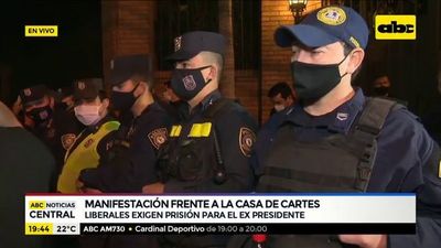 Tensión en manifestación frente a la casa de Cartes - ABC Noticias - ABC Color