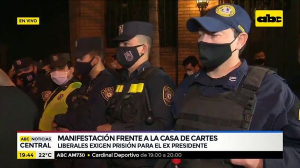 Tensión en manifestación frente a la casa de Cartes - ABC Noticias - ABC Color