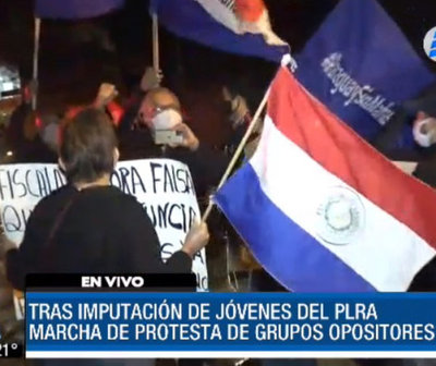 Liberales se manifiestan frente a la casa de Horacio Cartes