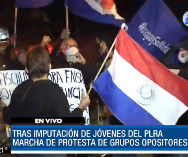 Liberales se manifiestan frente a la casa de Horacio Cartes