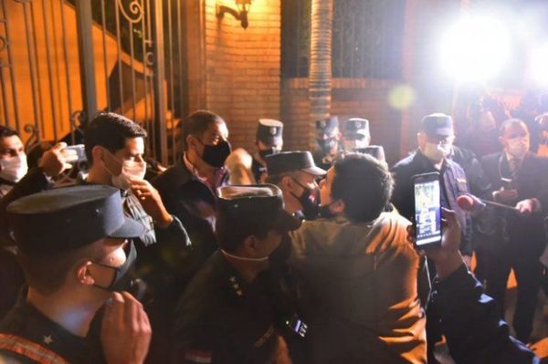 Caravana liberal frente a banco y casa de Cartes en repudio a imputaciones