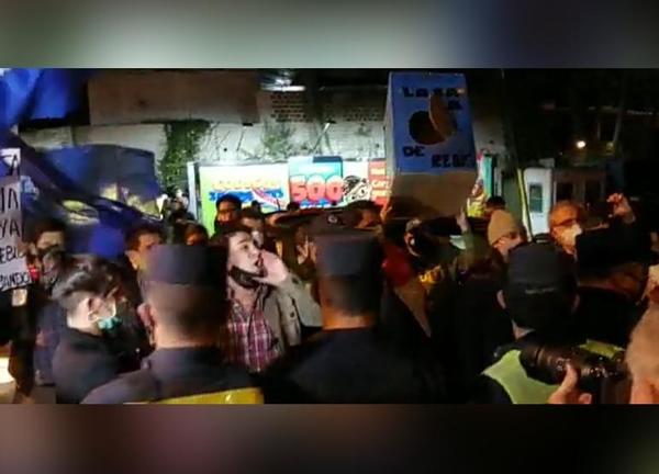 Excomisario Isasi fue acusado de “asesino” por manifestantes frente a residencia de Cartes - Megacadena — Últimas Noticias de Paraguay