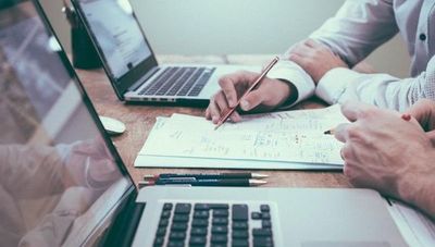 PwC observa leve recuperación del sector industrial, pero estima que los servicios continúan golpeados