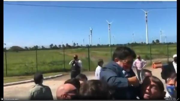 Bolsonaro sube a caballito a un enano pensando que era un niño - ADN Paraguayo