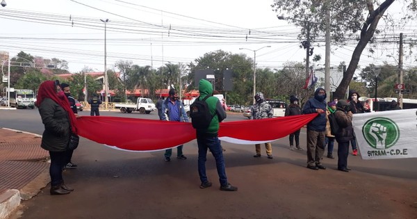 Despedidos de la comuna de CDE se manifestaron exigiendo reincorporación