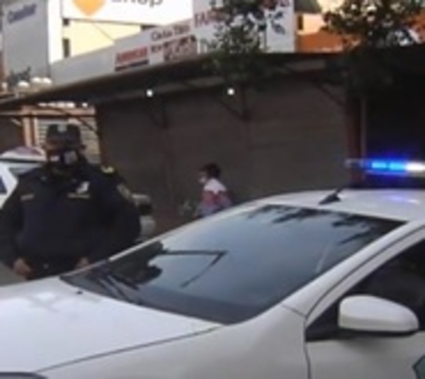 Policías patrullan calles de Ciudad del Este para concientizar - Paraguay.com